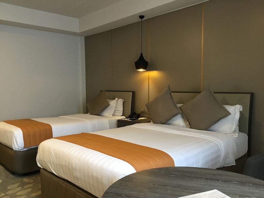 L'Fisher Hotel Bacolod Esterno foto